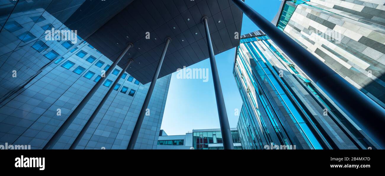 Alemania, Sajonia, Leipzig, fachadas de rascacielos de la ciudad, MDR cubo y Paulinum de la universidad, arquitectura moderna, vista de ángulo bajo Foto de stock