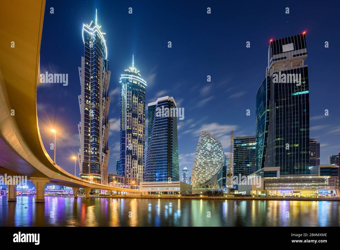 Noche rascacielos de Dubai, Emiratos Árabes Unidos. Foto de stock