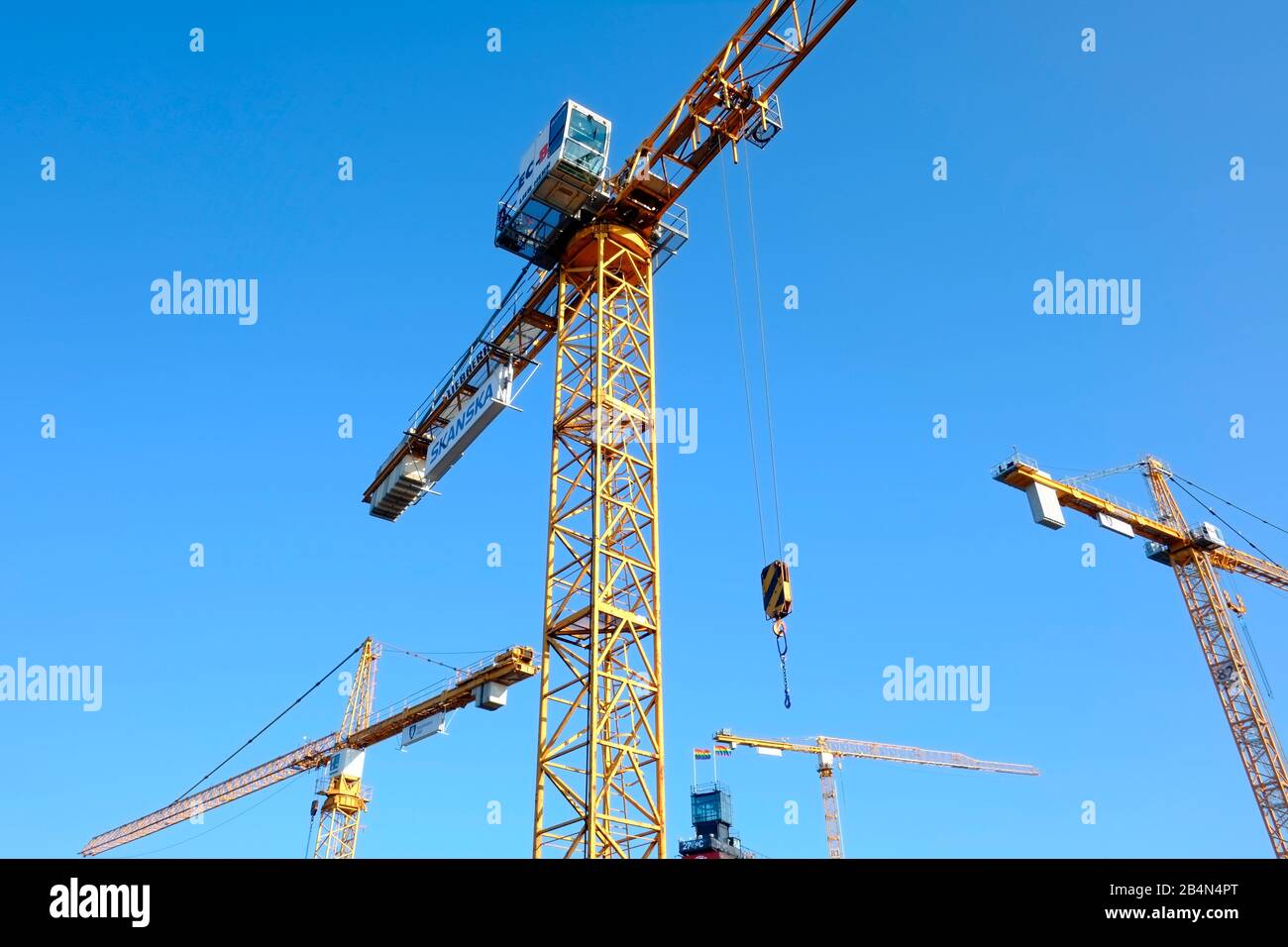 Grúas de construcción en el centro de Estocolmo, Suecia Foto de stock