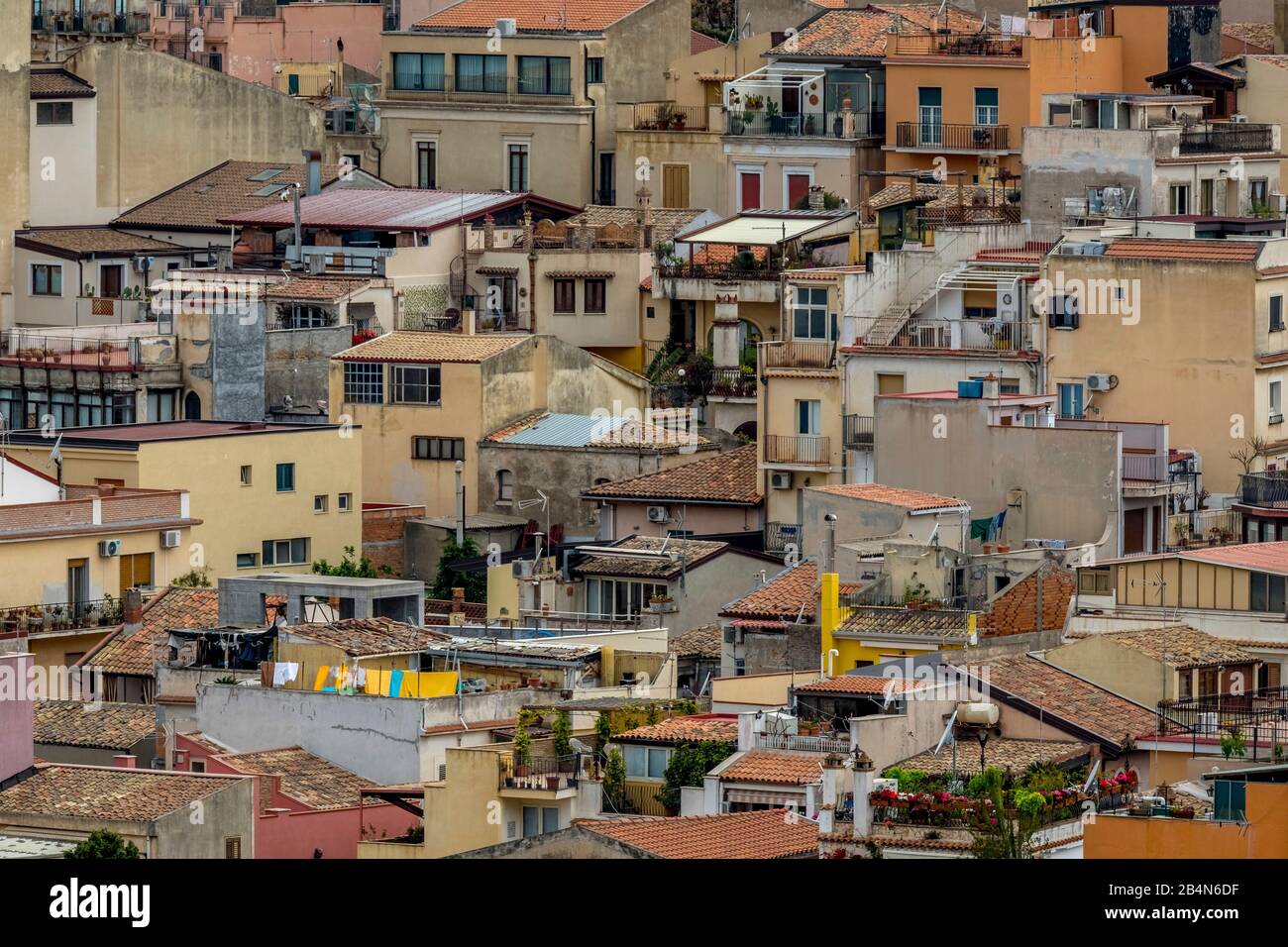 Casas residenciales y vistas a la ciudad, Taormina, sur de Italia, Europa, Sicilia, Italia Foto de stock