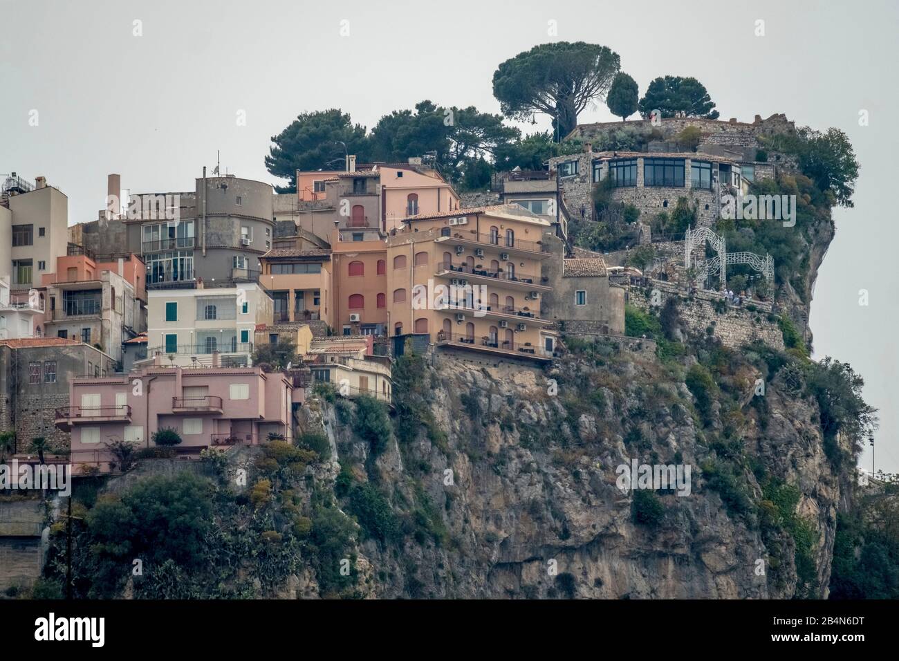 Casas residenciales en la ladera de la montaña, Taormina, sur de Italia, Europa, Sicilia, Italia Foto de stock