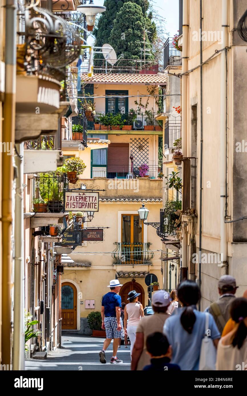 Pintoresco callejón y balcones con plantas en Taormina, sur de Italia, Europa, Sicilia, Italia Foto de stock