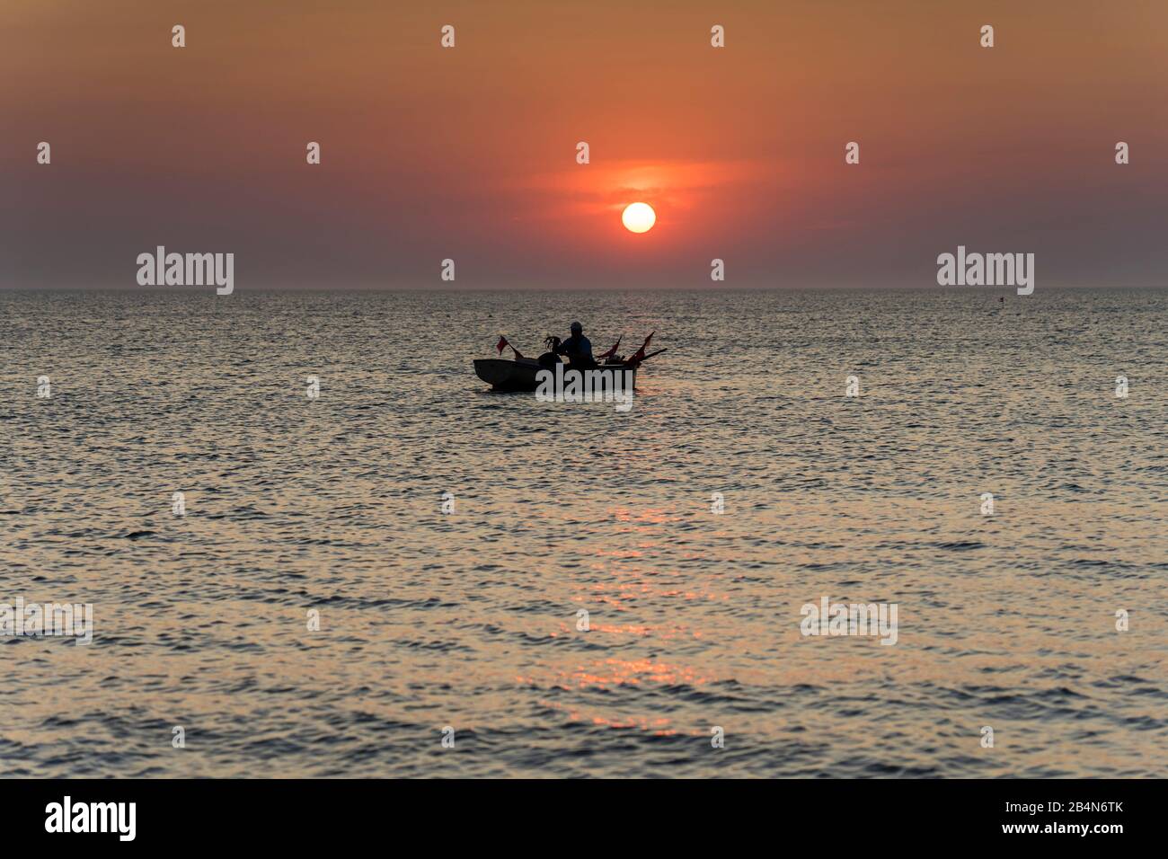 Der Strand an der Ostsee mit Spiegelung der schönen Wolken und einem Fischerboot im Abendlicht Foto de stock