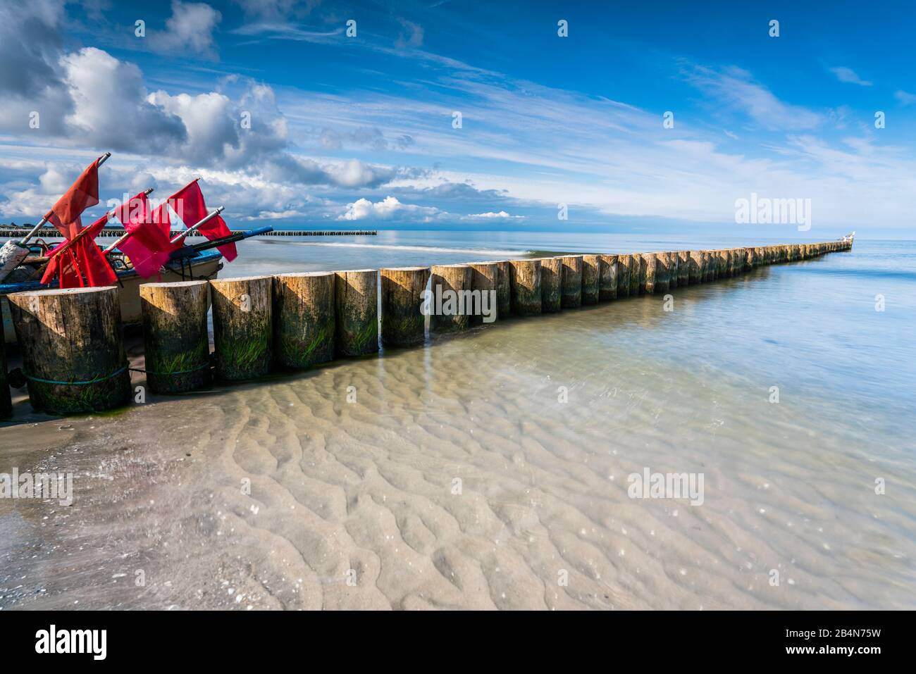 Der Strand an der Ostsee mit Spiegelung der schönen Wolken und einem Fischerboot , Foto de stock
