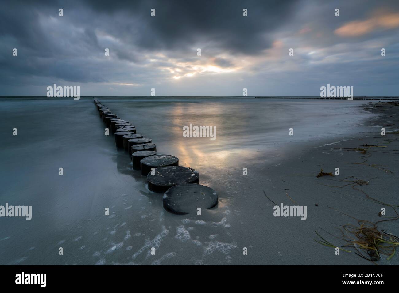 Strand an der Ostsee, Wolken und Buhnen im Abendlicht Foto de stock
