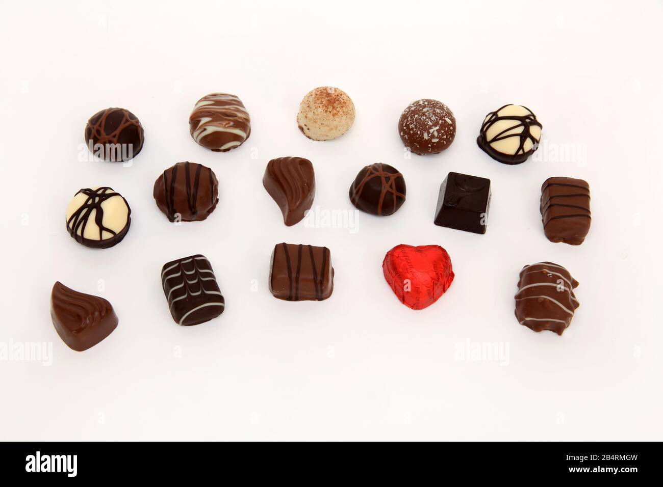 Una selección de chocolates diferentes sobre un fondo blanco Foto de stock