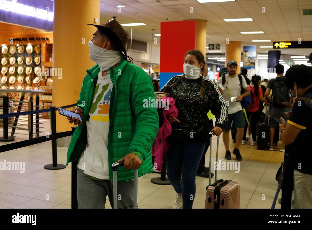 Algebraico Jarra judío Callao, Perú. 6 de marzo de 2020. Los pasajeros usan máscaras protectoras  en el área de embarque de vuelos internacionales en el Aeropuerto  Internacional Jorge Chávez, en la provincia constitucional del Callao,