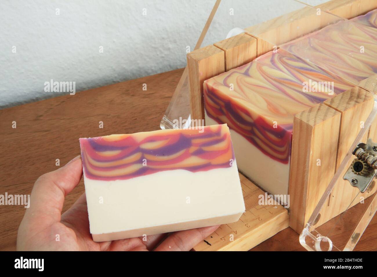 Proceso de corte de jabón hecho a mano Fotografía de stock - Alamy