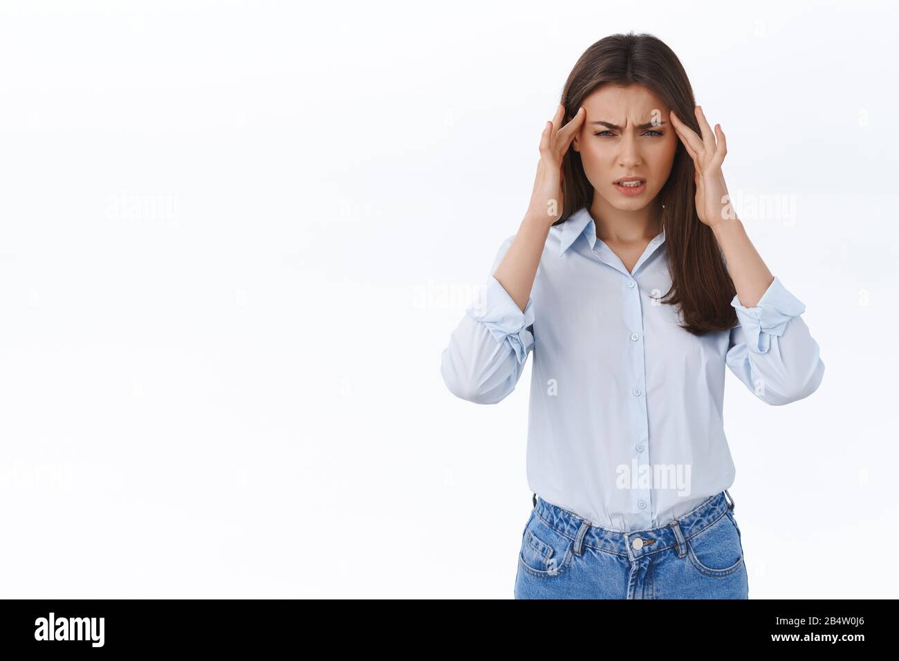 Concepto de salud, mujeres y seguros. La mujer molesta tiene mucho en su mente, sintiendo dolor de cabeza por fatiga o trabajo excesivo, tocando los templos mugrimacing Foto de stock