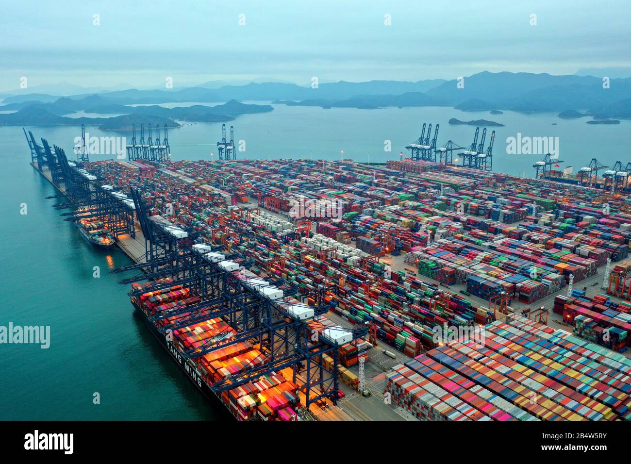 Shenzhen port fotografías e imágenes de alta resolución - Alamy