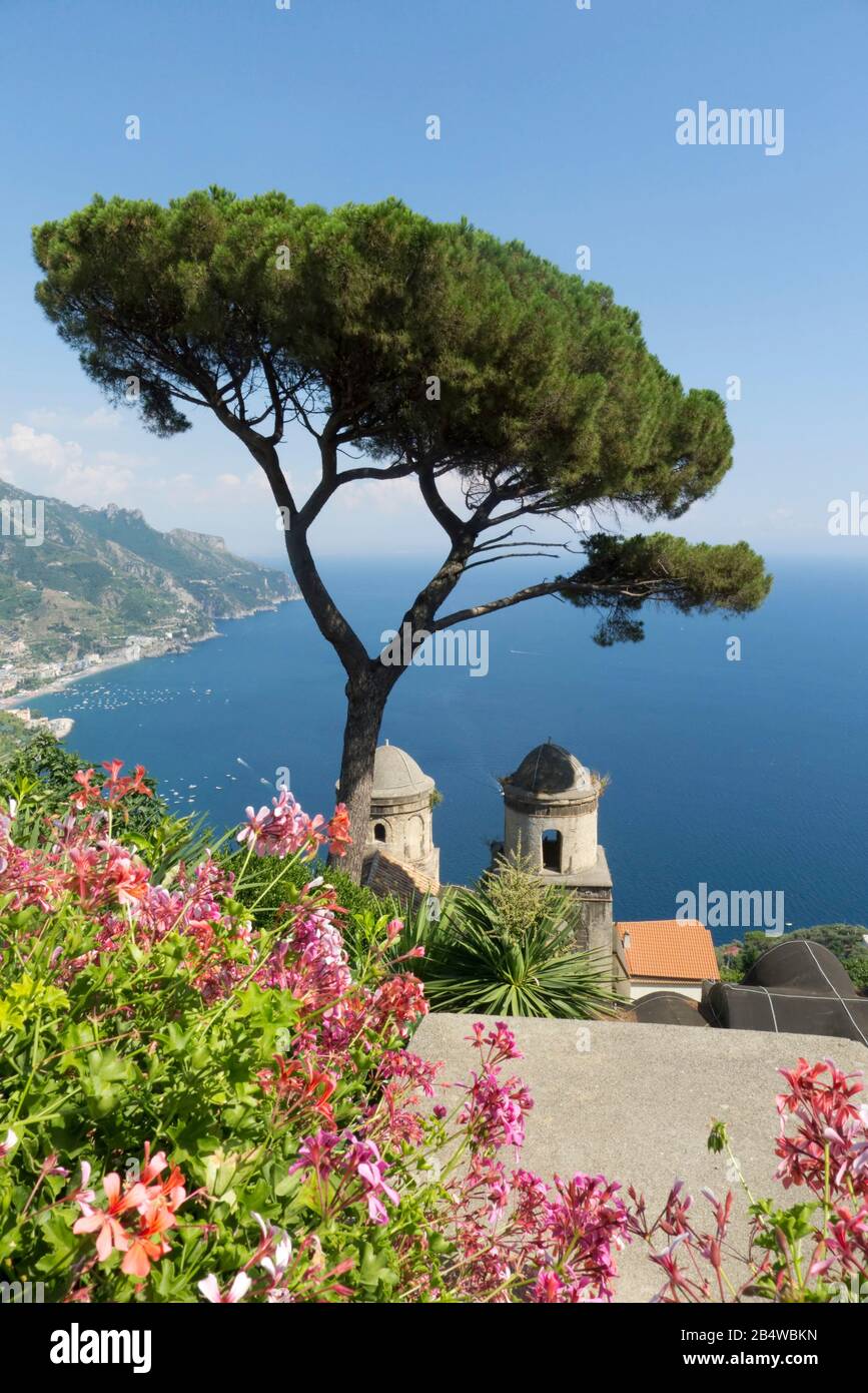 Vista panorámica desde el jardín de Villa Rufolo en Ravello En la costa de Amalfi en Italia Foto de stock