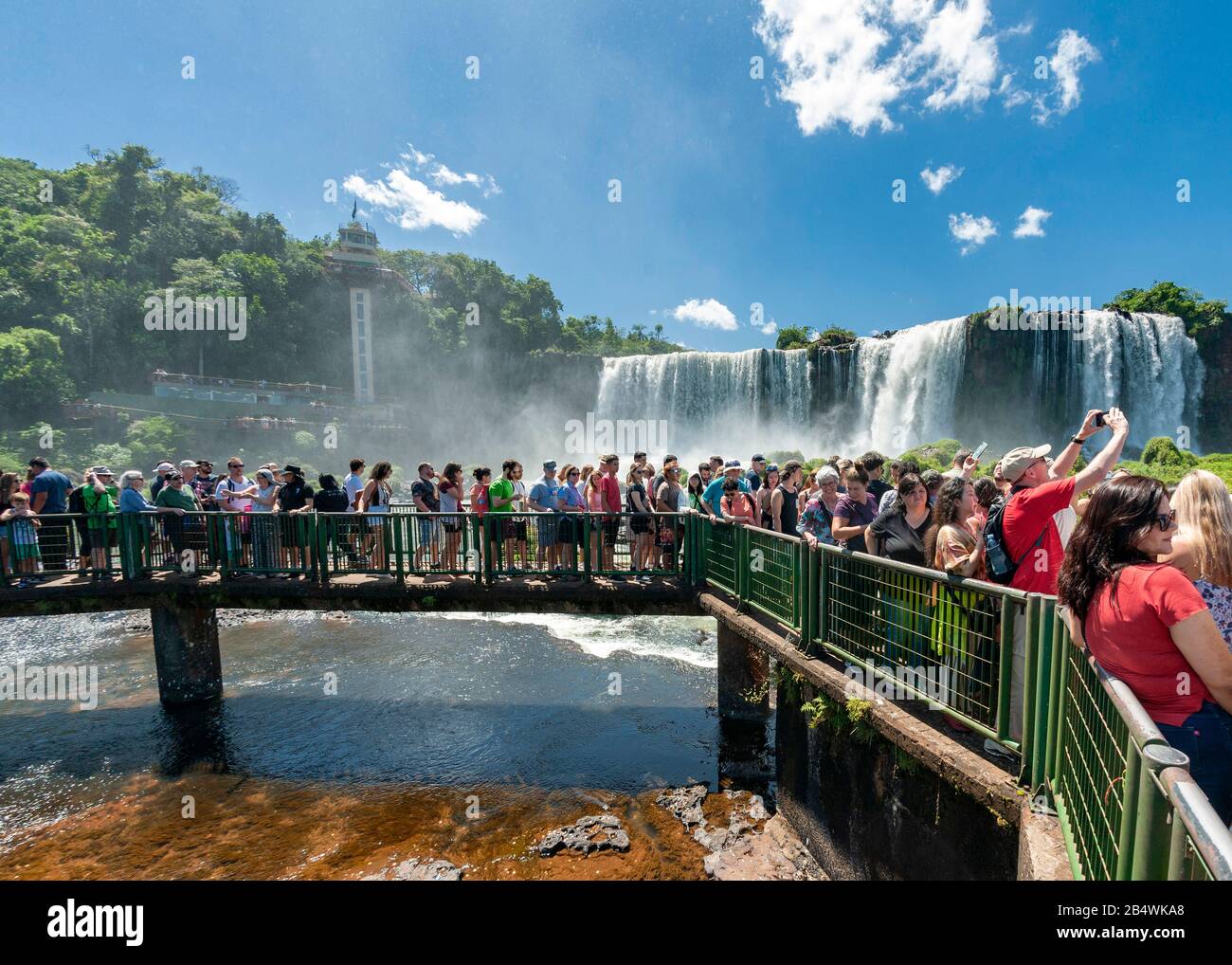 Muchedumbres de turistas en las Cataratas del Iguazú (Foz do Iguaçu), Brasil. Foto de stock