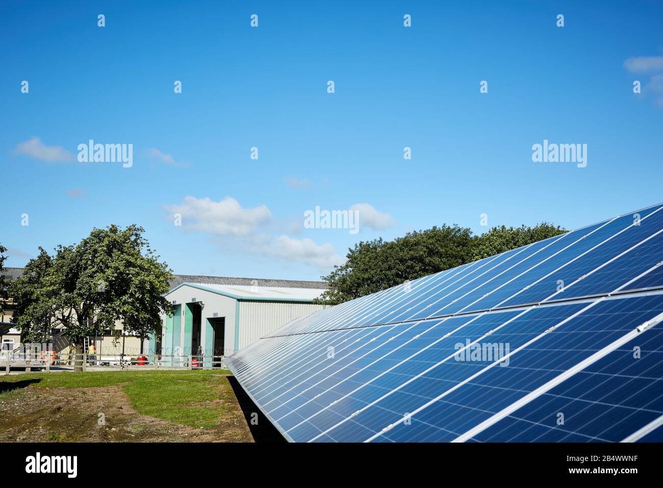 Paneles solares para energía limpia en tierras agrícolas Foto de stock