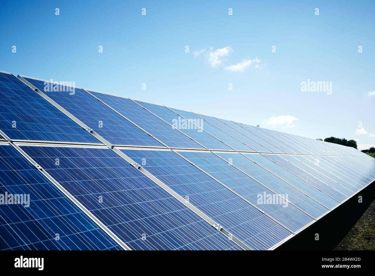 Paneles solares para energía limpia en tierras agrícolas Foto de stock