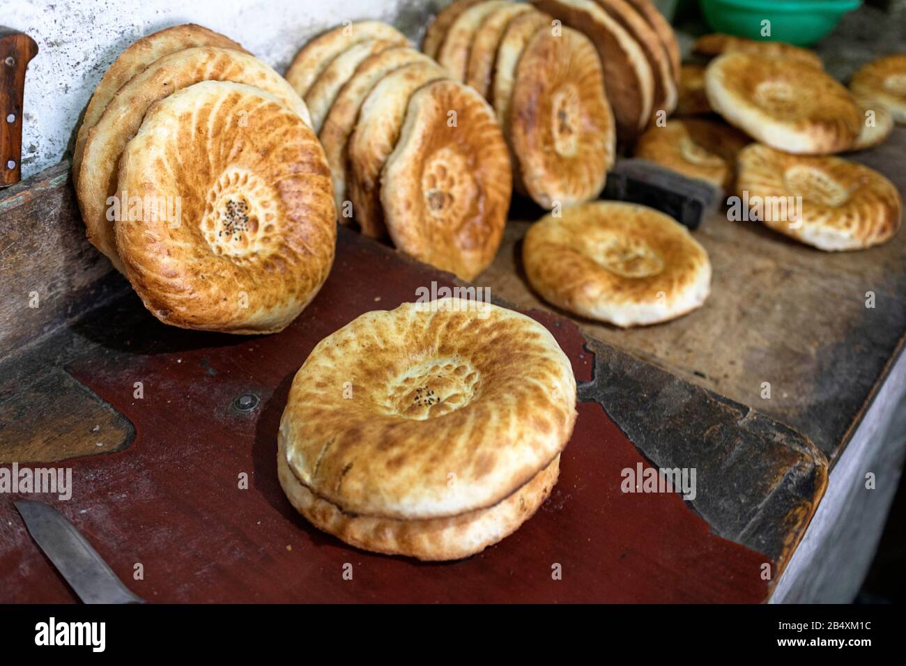 https://c8.alamy.com/compes/2b4xm1c/horneando-pan-tradicional-uzbeko-en-una-pequena-panaderia-en-bujara-uzbekistan-2b4xm1c.jpg