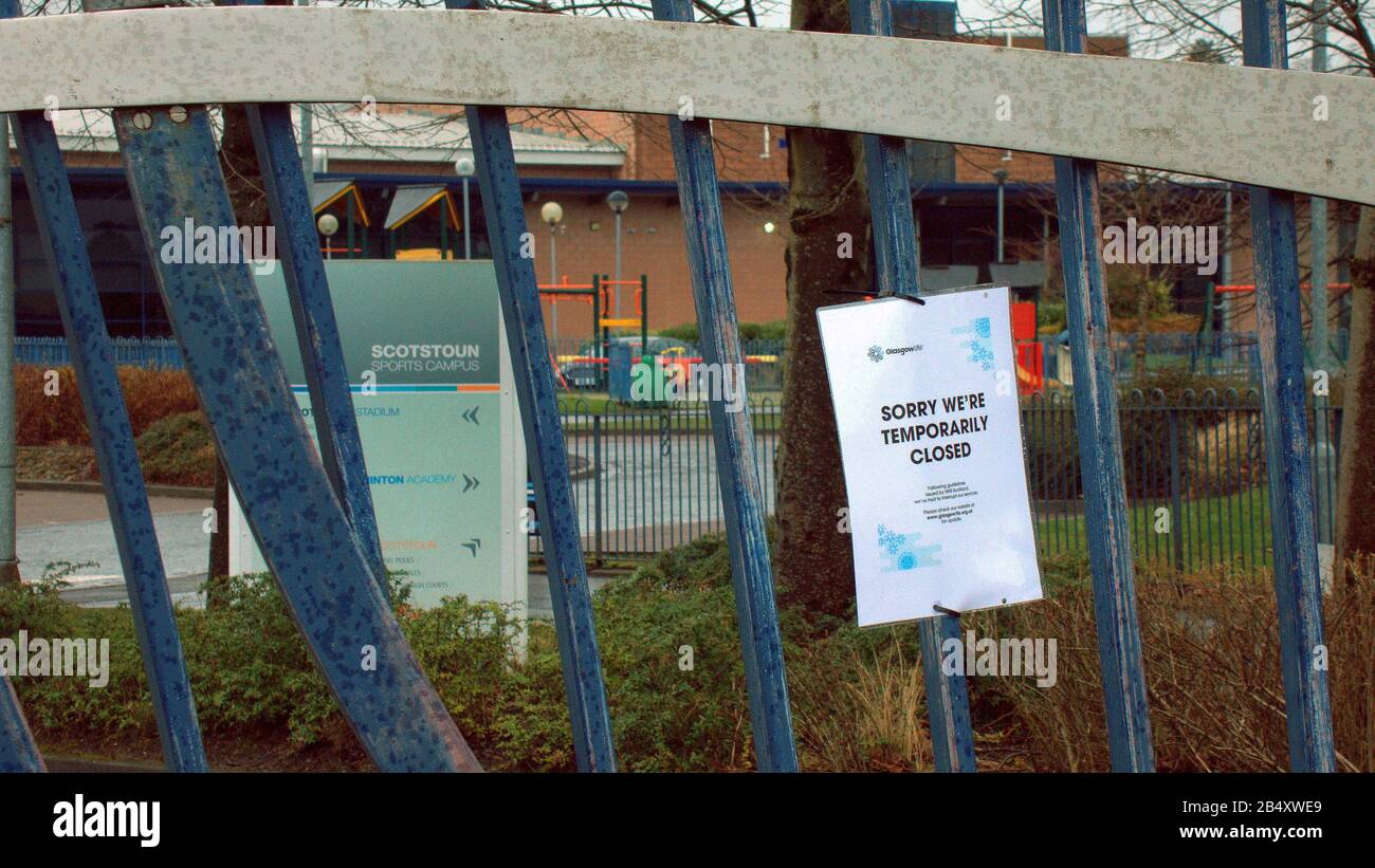 Glasgow, Escocia, Reino Unido, 7 de marzo de 2020: El complejo deportivo Scotstoun fue cerrado esta mañana para los amantes del gimnasio y los deportes y el rugby internacional de la mujer cancelado debido al miedo al Coronavirus. Se descubrió que una de las jugadoras de rugby estaba infectada y que era una usuaria semanal de las instalaciones del gimnasio. Las puertas fueron abiertas para permitir a los trabajadores salir en coche y a pie. Los clientes decepcionados se enfrentaron a avisos en las puertas cerradas y los stands estaban vacíos. Copywrite Gerard Ferry/ Alamy Live News Foto de stock