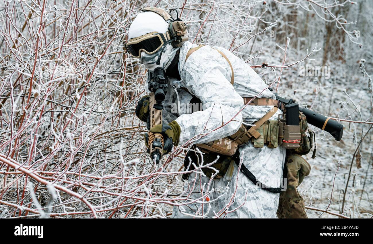 un militar hombre o airsoft jugador en un camuflaje traje furtivo