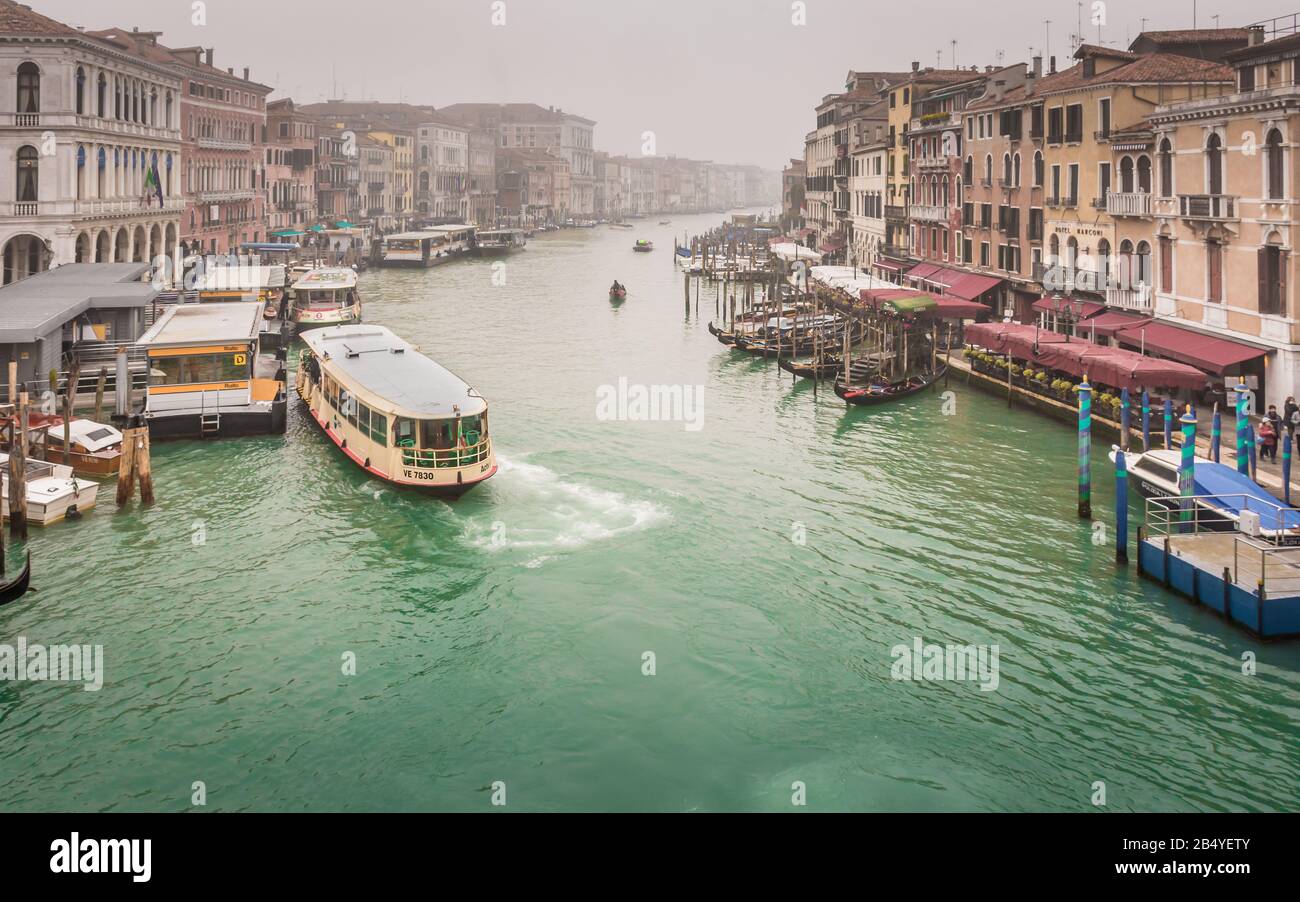 El Gran Canal desde el puente de Rialto, Venecia, Ciudad Metropolitana de Venecia, Italia en una fría y foggy mañana en diciembre Foto de stock