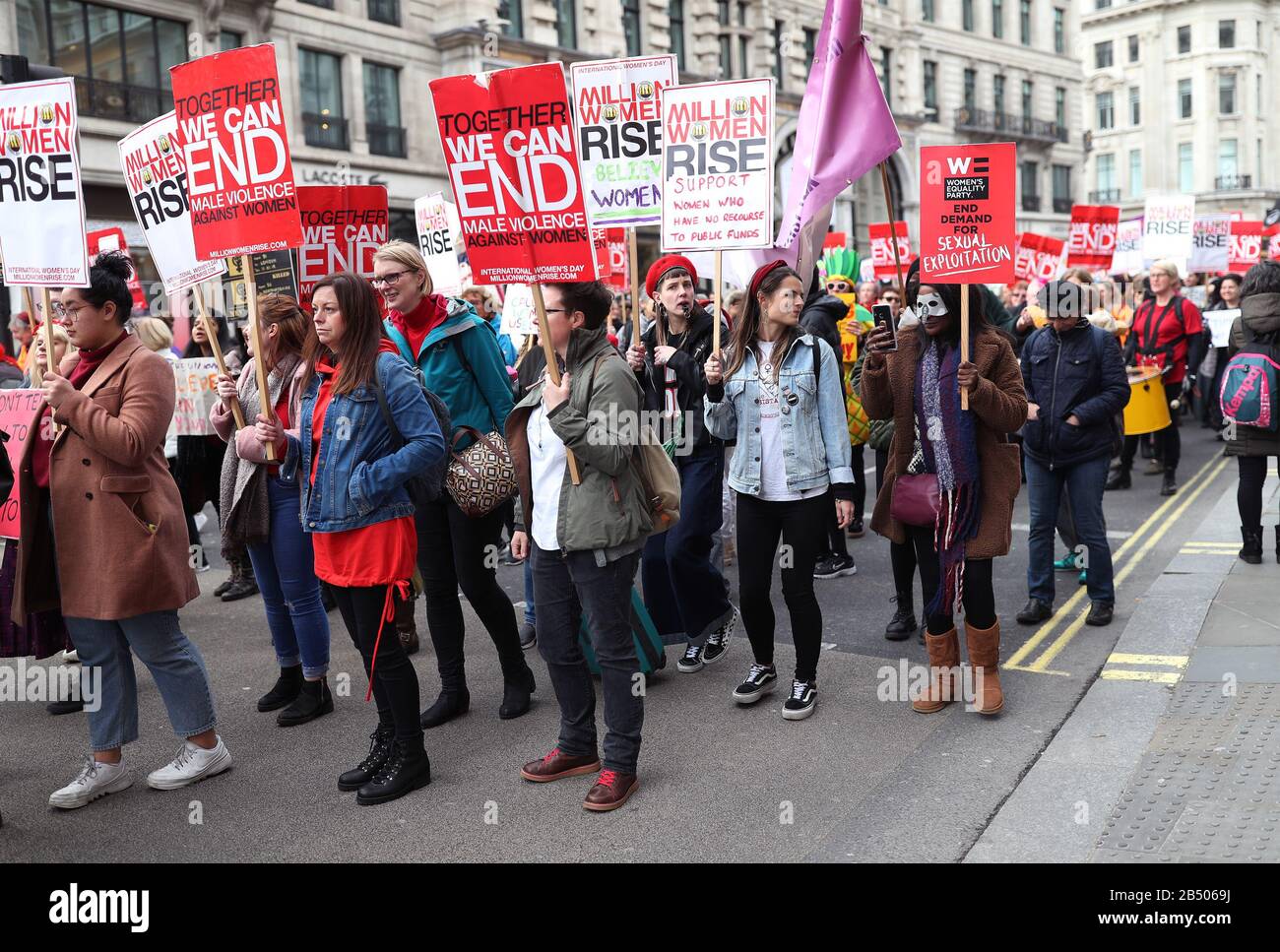 Las personas que participan en El Millón de mujeres Se Levantan en marzo, para exigir el fin de la violencia masculina contra las mujeres y las niñas en todas sus formas, en el centro de Londres. Foto de stock