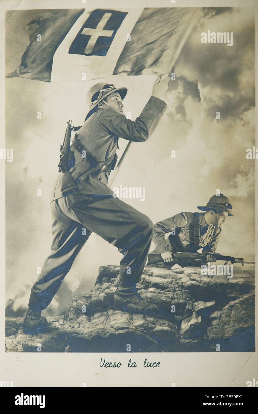 Fascismo, postal italiana de propaganda de la Segunda Guerra Mundial -  Verso la luce Fotografía de stock - Alamy