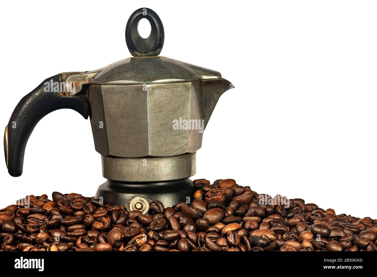 Primer plano de una cafetera italiana abierta con café molido en