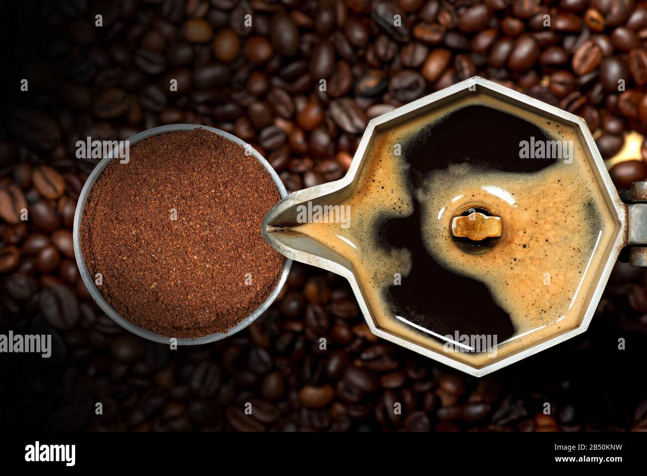Primer plano de una cafetera italiana abierta con café molido en un filtro  metálico, en muchos granos de café tostado, vista superior Fotografía de  stock - Alamy