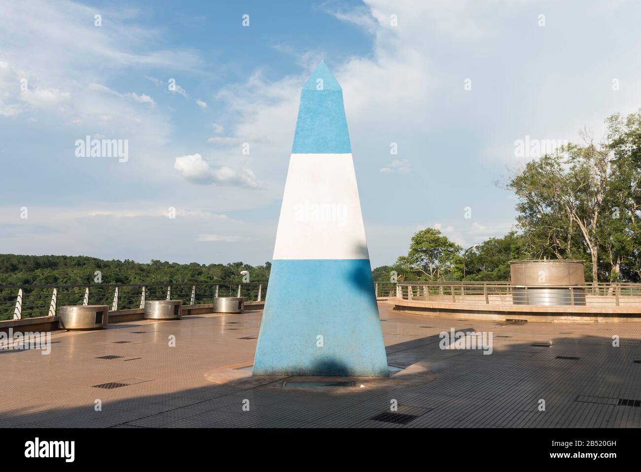 Obelisco pintado con los colores nacionales de Argentina en la Triple frontera internacional entre Paraguay, Brasil y Argentina Foto de stock