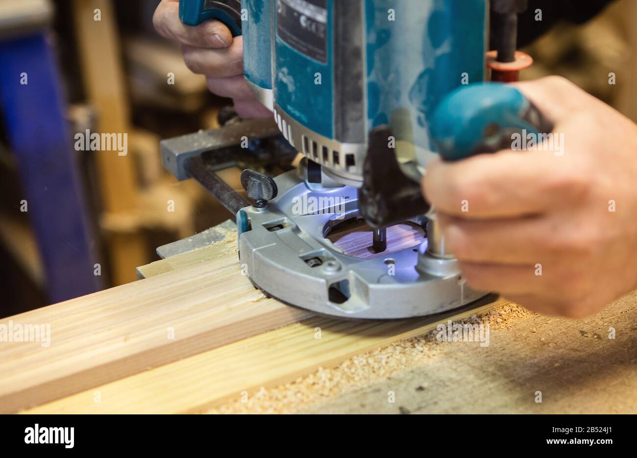 Fresadora de trabajo máquina de carpintería. El joiner molino un detalle de  madera. Primer plano Fotografía de stock - Alamy