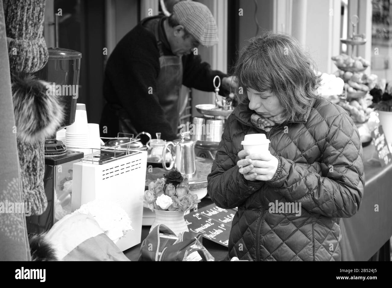 Vida en la calle a lo largo de Portobello Road en Londres la semana que el Coronavirus está a punto de mostrar una presencia en Londres Foto de stock