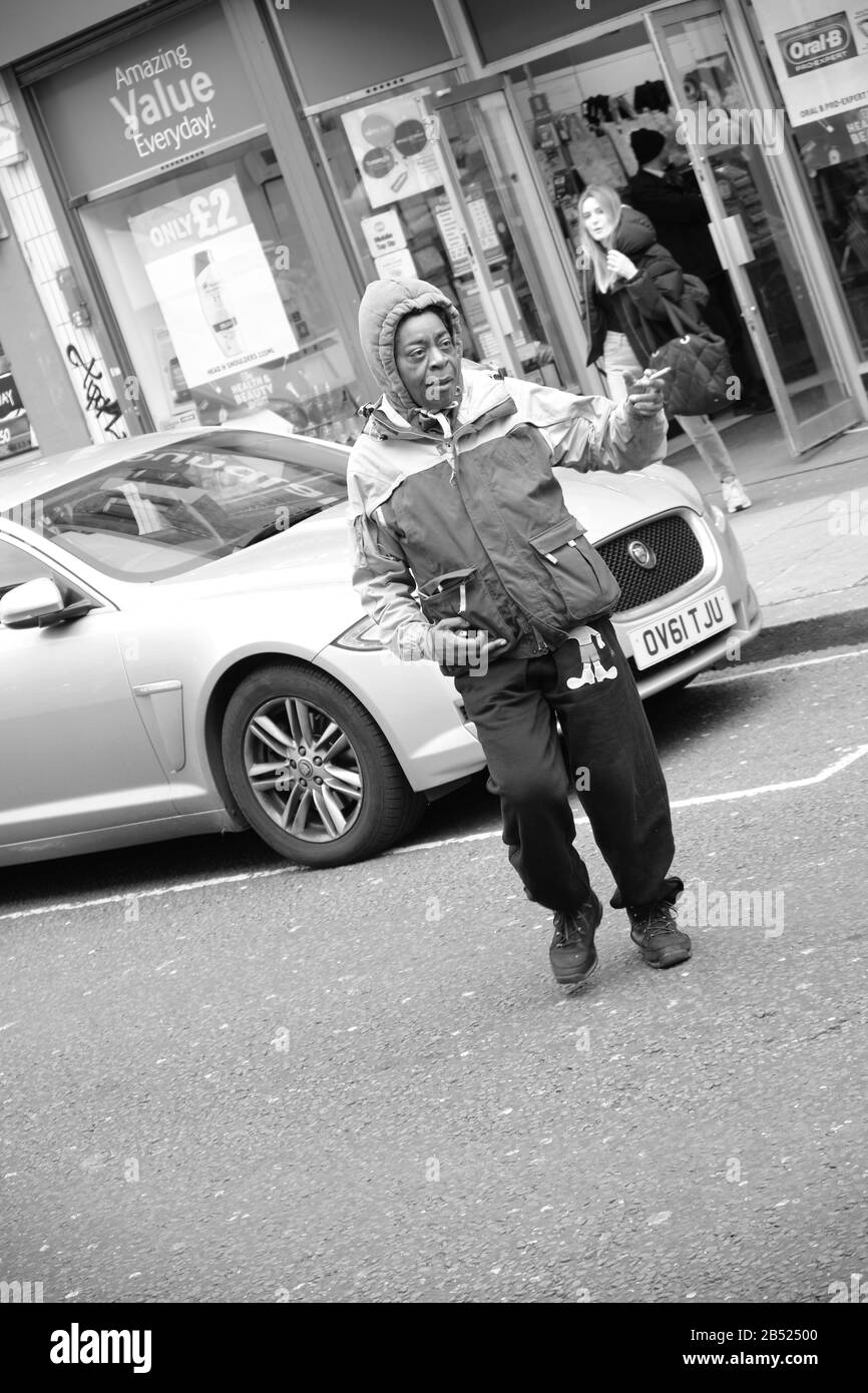 Vida en la calle a lo largo de Portobello Road en Londres la semana que el Coronavirus está a punto de mostrar una presencia en Londres Foto de stock