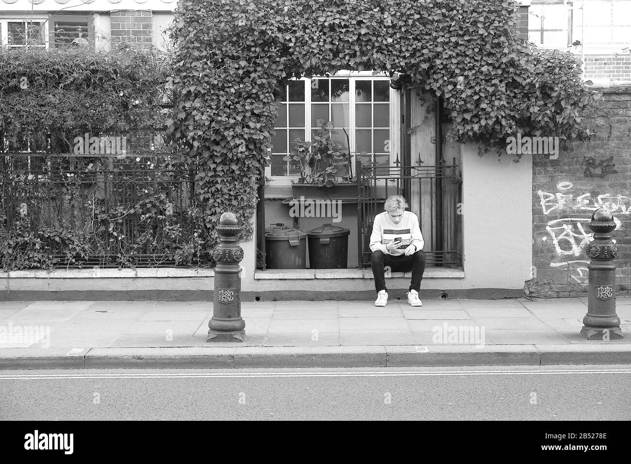 Vida en la calle a lo largo de Portobello Road en Londres la semana que el Coronavirus está a punto de mostrar una presencia en Londres Foto de stock