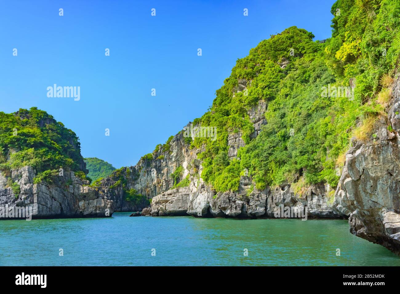 Islas de la bahía de Halong. Atracción turística, espectaculares grutas de piedra caliza formaciones de cuevas naturales. El karst forma tierra en el mar, el patrimonio natural del mundo. Foto de stock