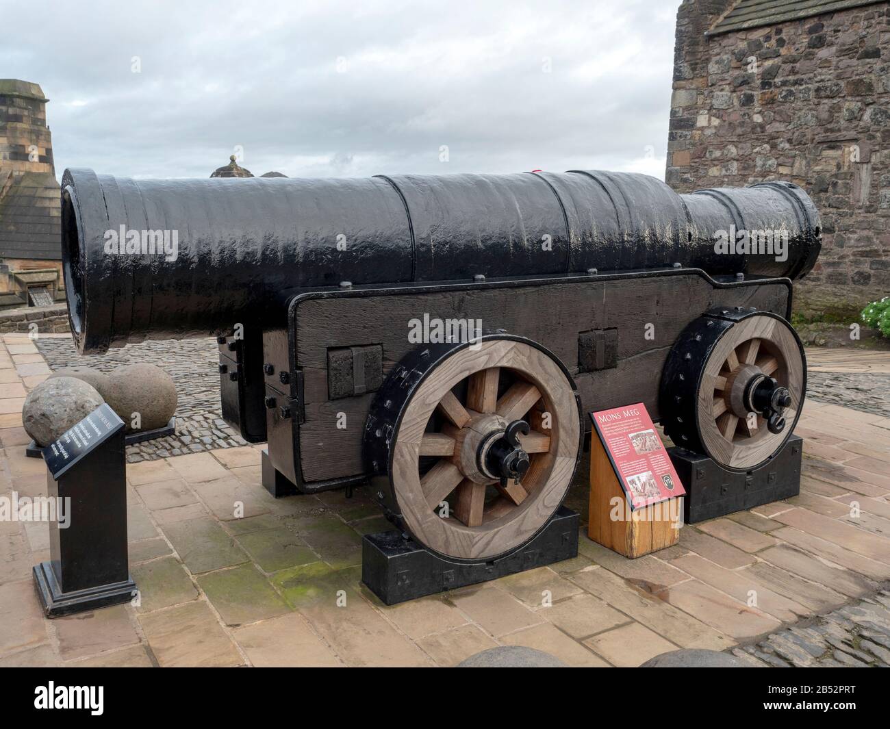 Mons Meg es una bomba medieval, un tipo de cañón, situado en el Castillo de Edimburgo en Escocia. Foto de stock