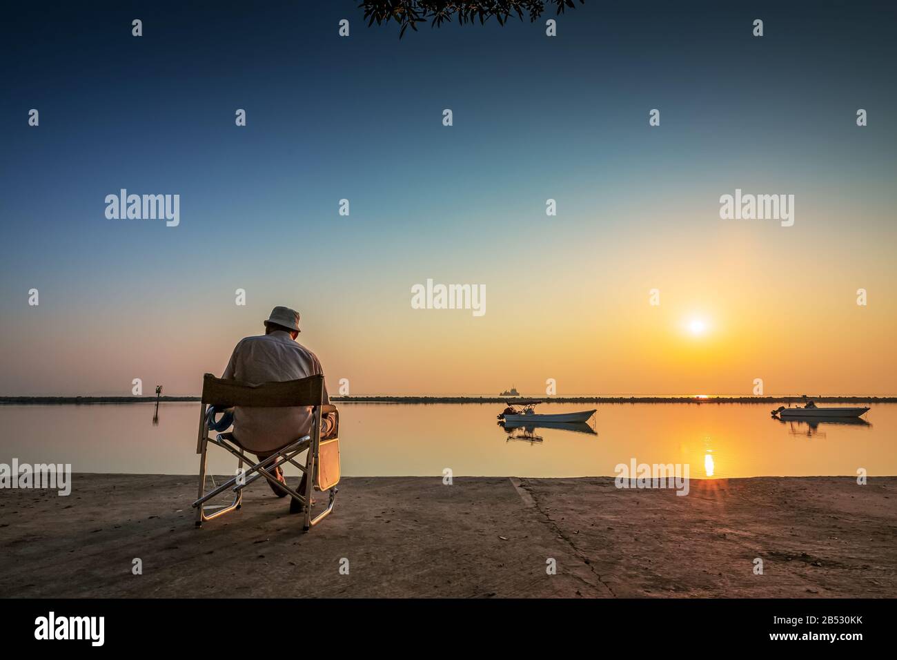 Fin de semana Old Man pesca en Dammam lado del mar Arabia Saudita. Foto de stock