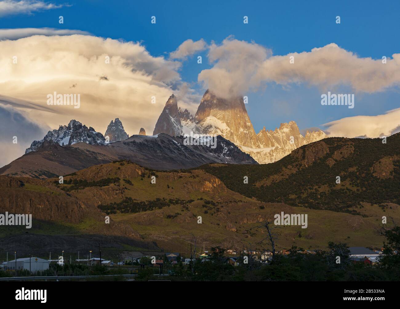 Monte Fitzroy al amanecer con la nube eterna que le valió el nombre nativo de Chalten, Montaña Smoky, Patagonia Argentina Foto de stock