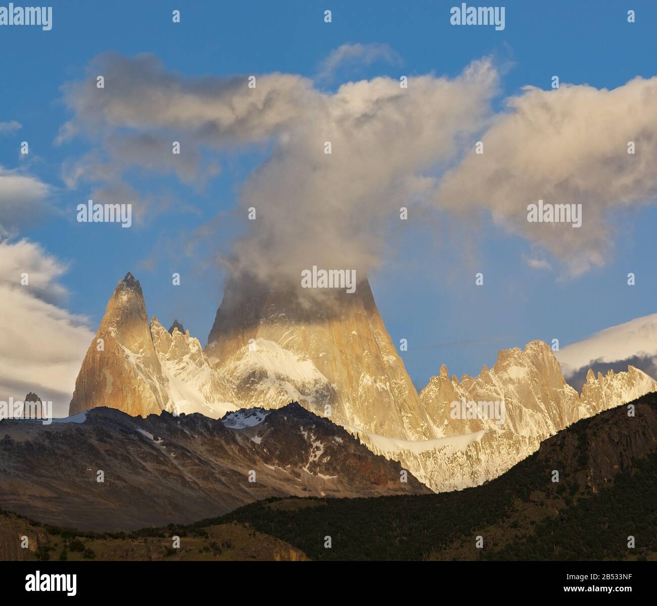 Monte Fitzroy al amanecer con la nube eterna que le valió el nombre nativo de Chalten, Montaña Smoky, Patagonia Argentina Foto de stock