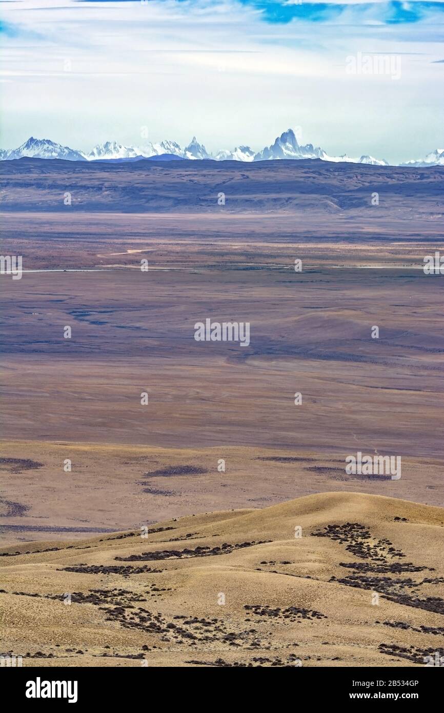 Los dramáticos picos del Parque Nacional lo Glaciares vistos a través de las pampas, Patagonia Argentina Foto de stock
