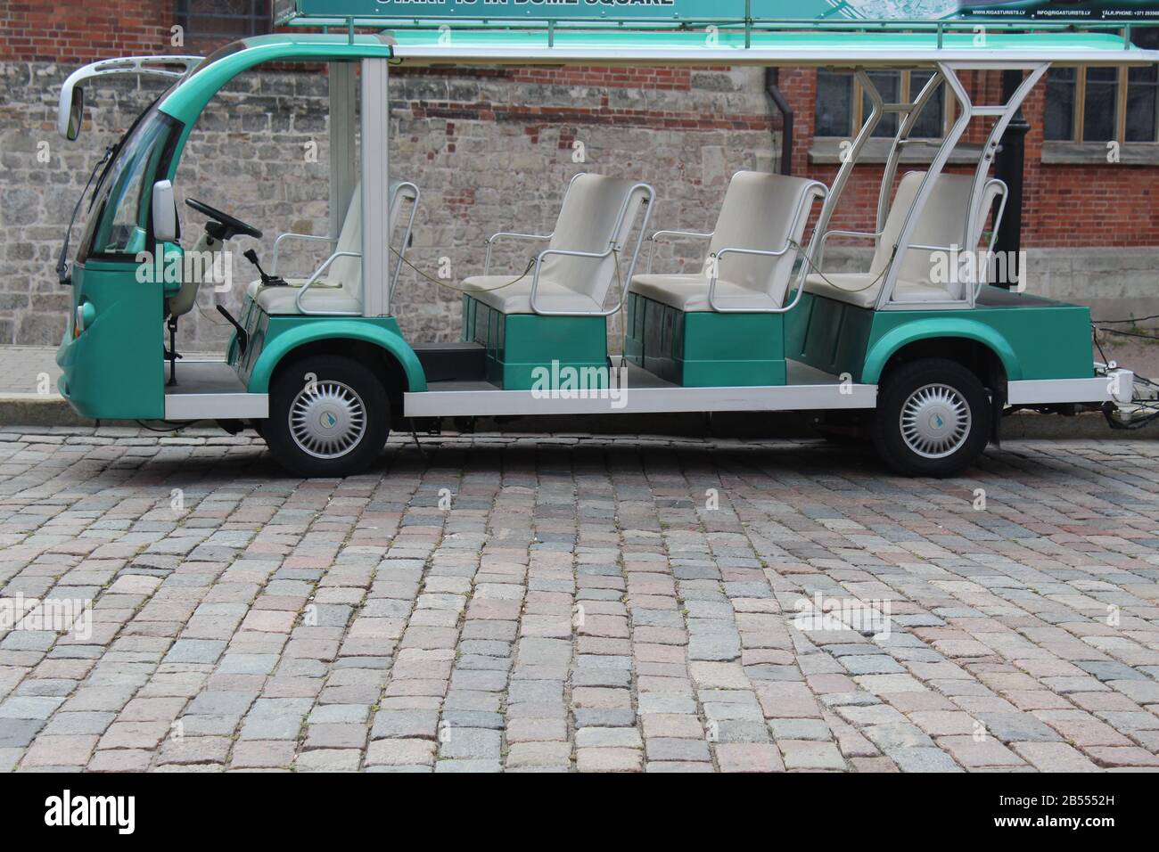 Mini bus en la calle Foto de stock