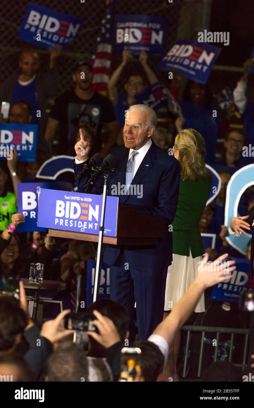 3 de marzo de 2020, LOS ANGELES, CA., EE.UU. - el Vicepresidente Joe Biden entrega el discurso de la Victoria del Martes estupendo Baldwin Hills Rec Center Foto de stock