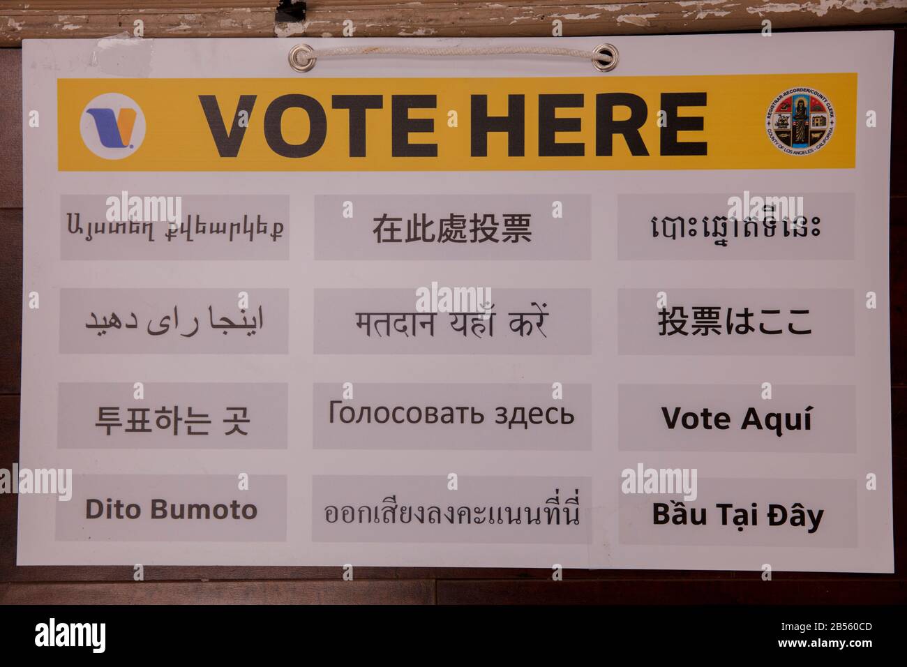3 de marzo de 2020, LOS ANGELES, CALIFORNIA, USA - ciudadanos multiculturales votan sobre la Primaria Presidencial Super Martes en el Centro Cultural Iman, LA, CA. Foto de stock