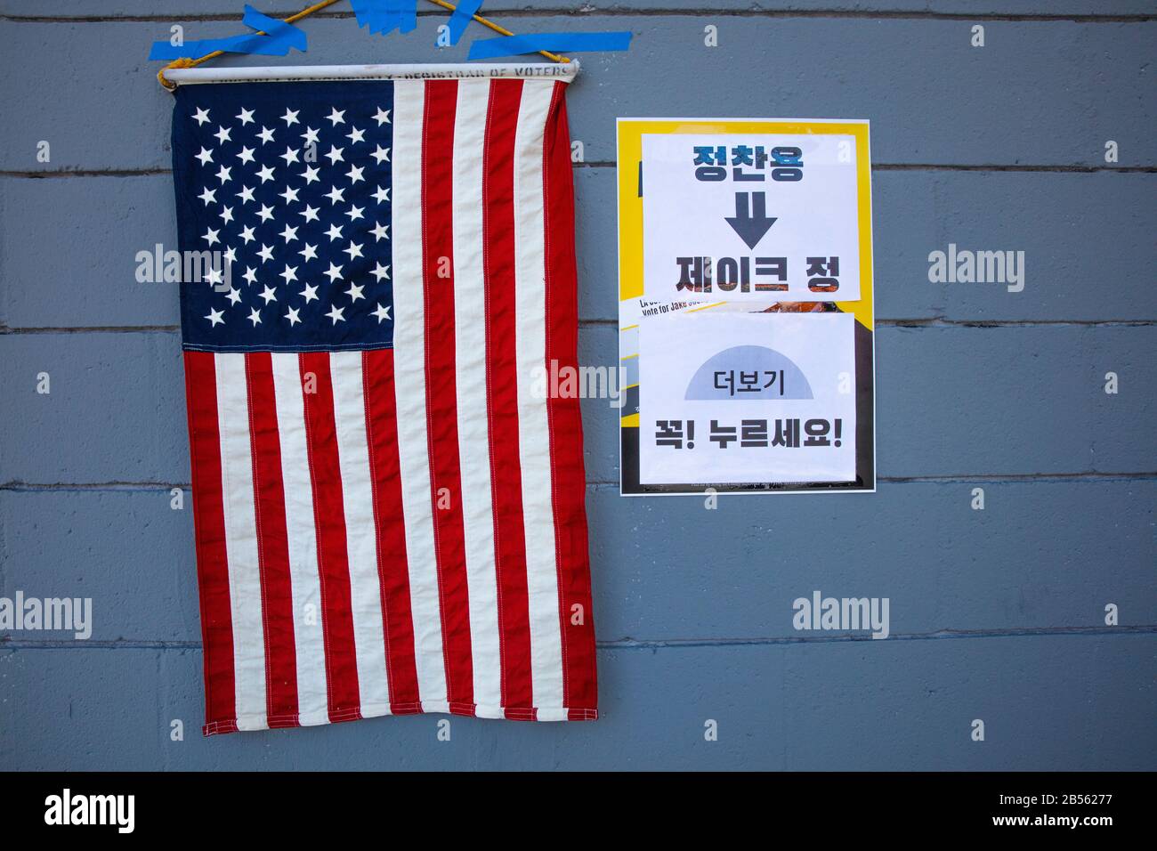 3 de marzo de 2020, LOS ANGELES, CALIFORNIA, USA - ciudadanos multiculturales votan sobre la Primaria Presidencial Super Martes en la Escuela Primaria Coreana Foto de stock
