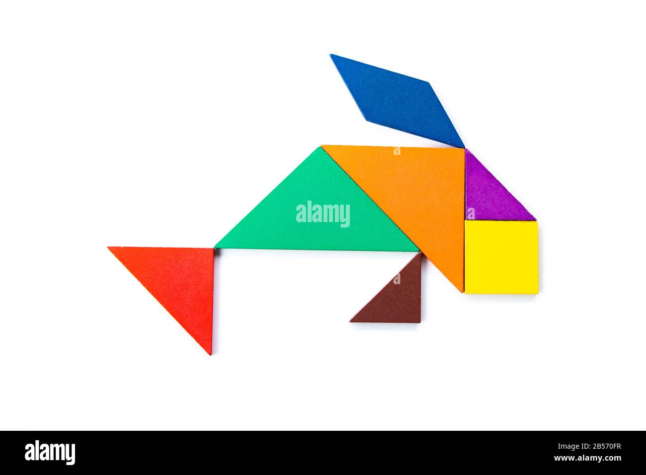 Puzzle de madera de color en forma de carpa de peces sobre fondo blanco  Fotografía de stock - Alamy