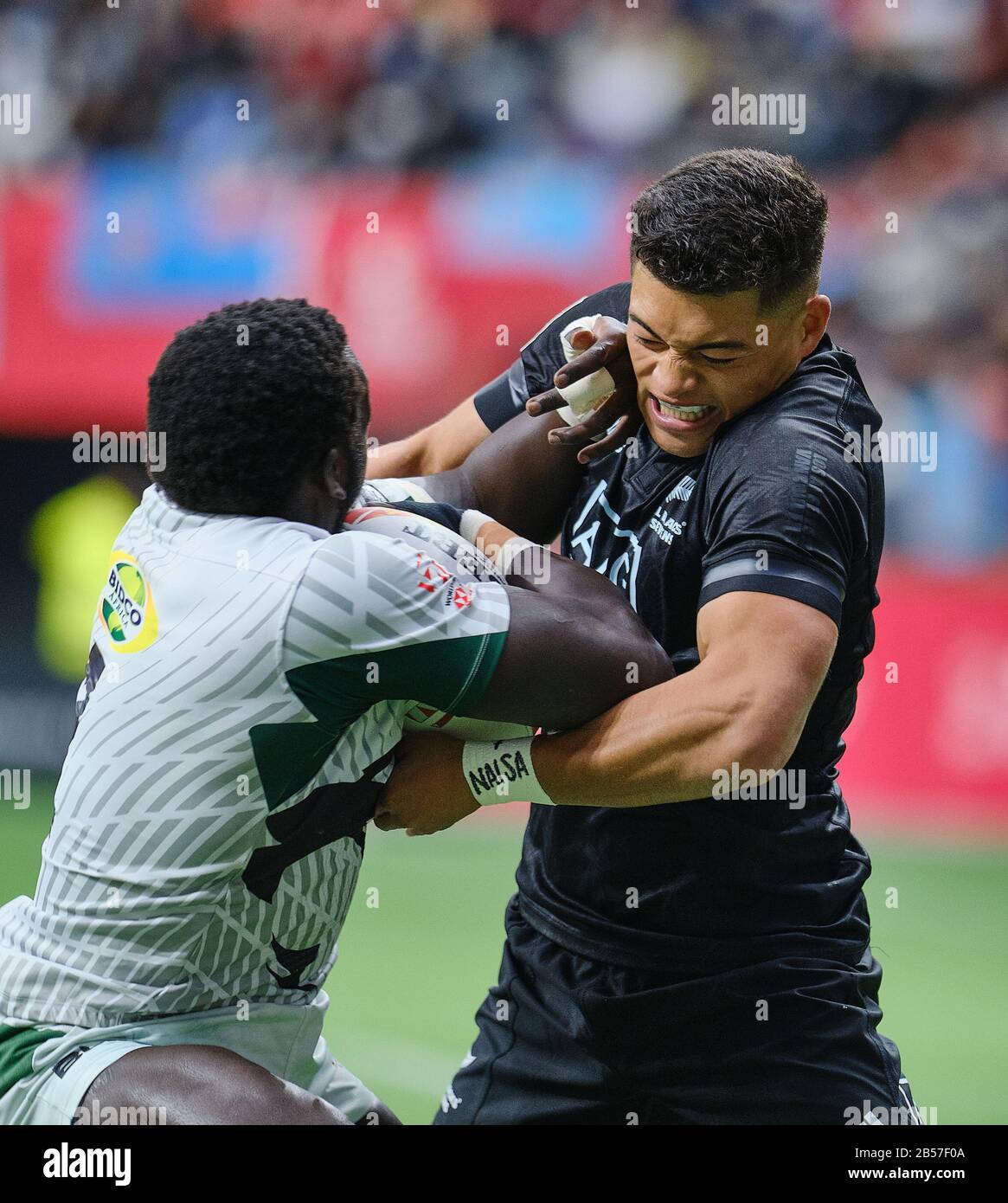 Vancouver, Canadá. 7 de marzo de 2020. TONE Ng Shiu #3 de Nueva Zelanda abordado por Oscar Ouma #2 de Kenia en el partido #6 durante el día 1 - 2020 HSBC World Rugby Sevens Series en BC Place en Vancouver, Canadá. Crédito: Joe Ng/Alamy Live News Foto de stock