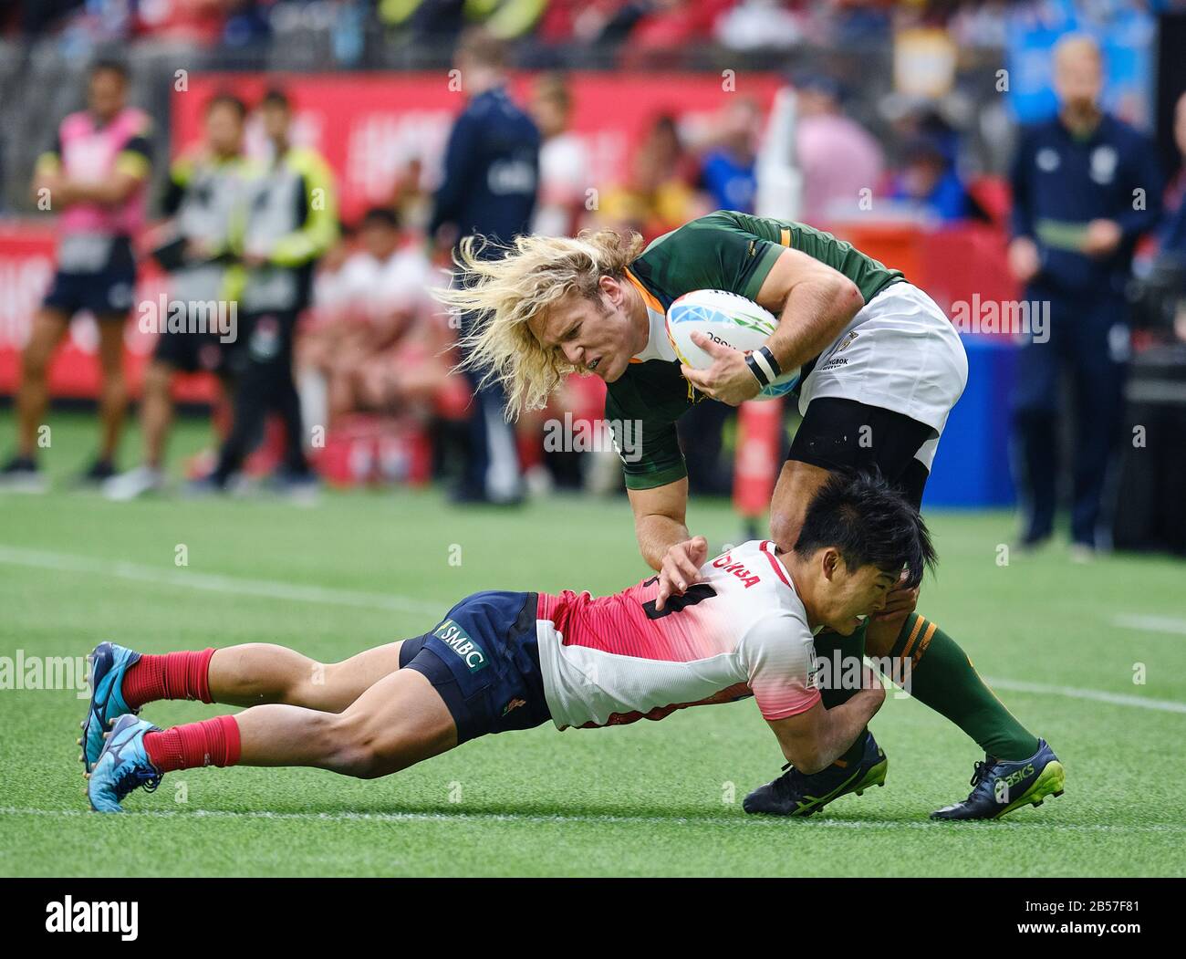 Vancouver, Canadá. 7 de marzo de 2020. Werner Kok #5 de Sudáfrica abordado por Junya Matsumoto #11 de Japón en el partido #4 durante el día 1 - 2020 HSBC World Rugby Sevens Series en BC Place en Vancouver, Canadá. Crédito: Joe Ng/Alamy Live News Foto de stock