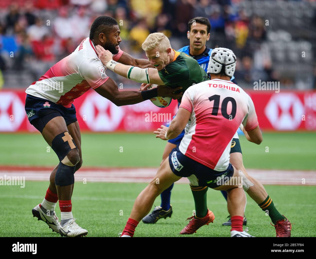 Vancouver, Canadá. 7 de marzo de 2020. Ryan Oosthuizen #2 de Sudáfrica abordado por Lote Tuqiri #1 de Japón en el partido #4 durante el día 1 - 2020 HSBC World Rugby Sevens Series en BC Place en Vancouver, Canadá. Crédito: Joe Ng/Alamy Live News Foto de stock