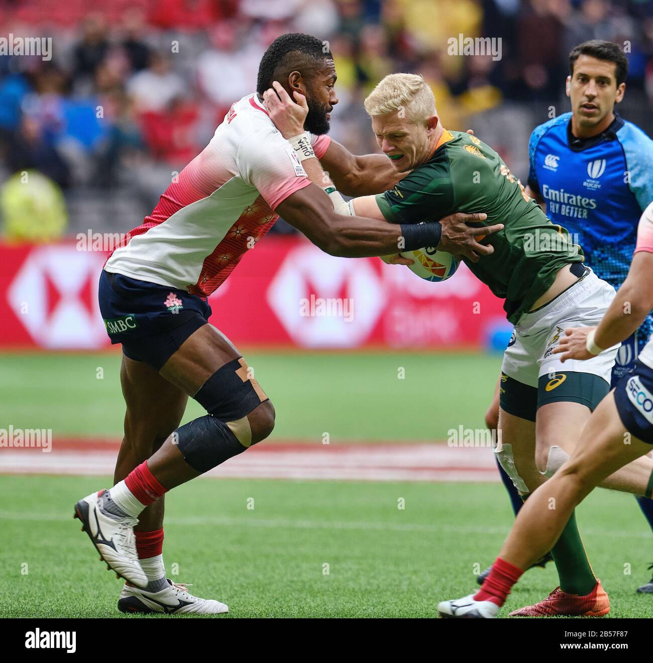 Vancouver, Canadá. 7 de marzo de 2020. Ryan Oosthuizen #2 de Sudáfrica abordado por Lote Tuqiri #1 de Japón en el partido #4 durante el día 1 - 2020 HSBC World Rugby Sevens Series en BC Place en Vancouver, Canadá. Crédito: Joe Ng/Alamy Live News Foto de stock