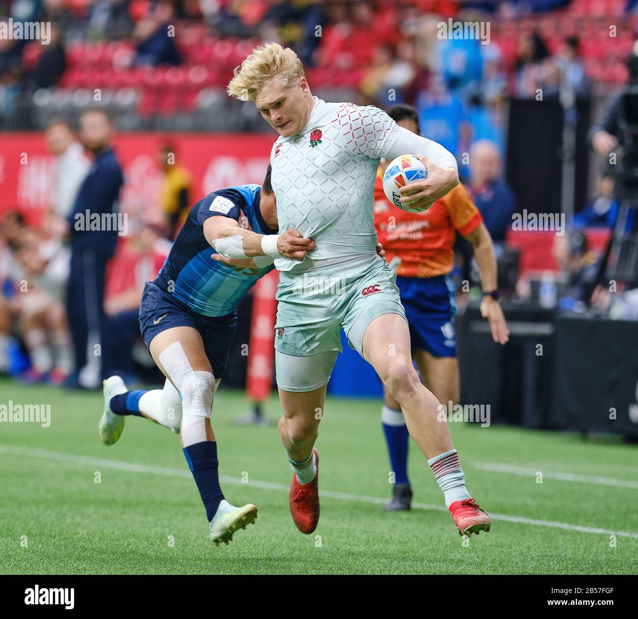 Vancouver, Canadá. 7 de marzo de 2020. Ben Harris #12 de Inglaterra abordado por el jugador argentino en el partido #3 durante el día 1 - 2020 HSBC World Rugby Sevens Series en BC Place en Vancouver, Canadá. Crédito: Joe Ng/Alamy Live News Foto de stock