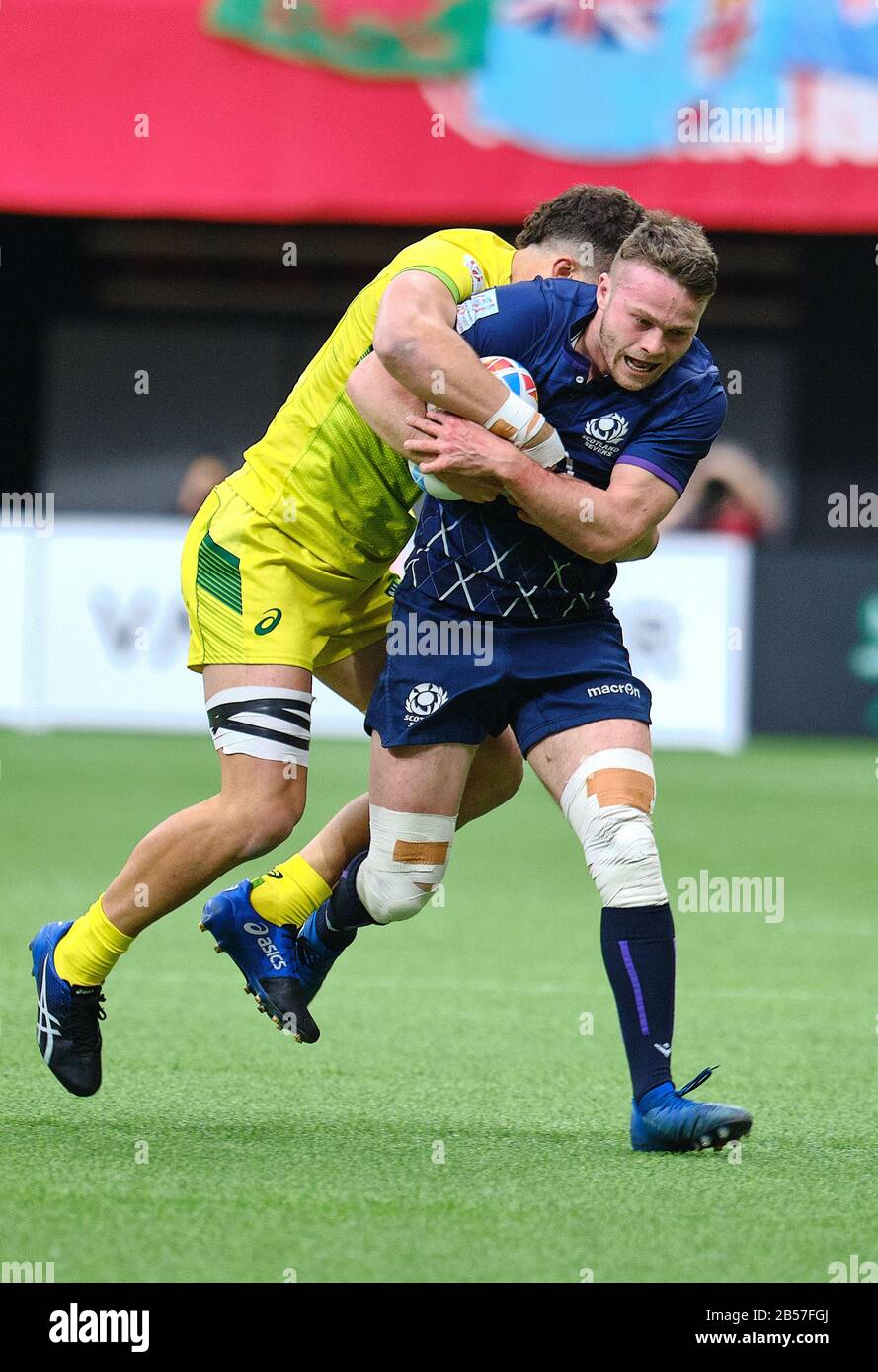 Vancouver, Canadá. 7 de marzo de 2020. Gavin Lowe #10 de Escocia por los jugadores de Australia en el partido #2 durante el día 1 - 2020 HSBC World Rugby Sevens Series en BC Place en Vancouver, Canadá. Crédito: Joe Ng/Alamy Live News Foto de stock