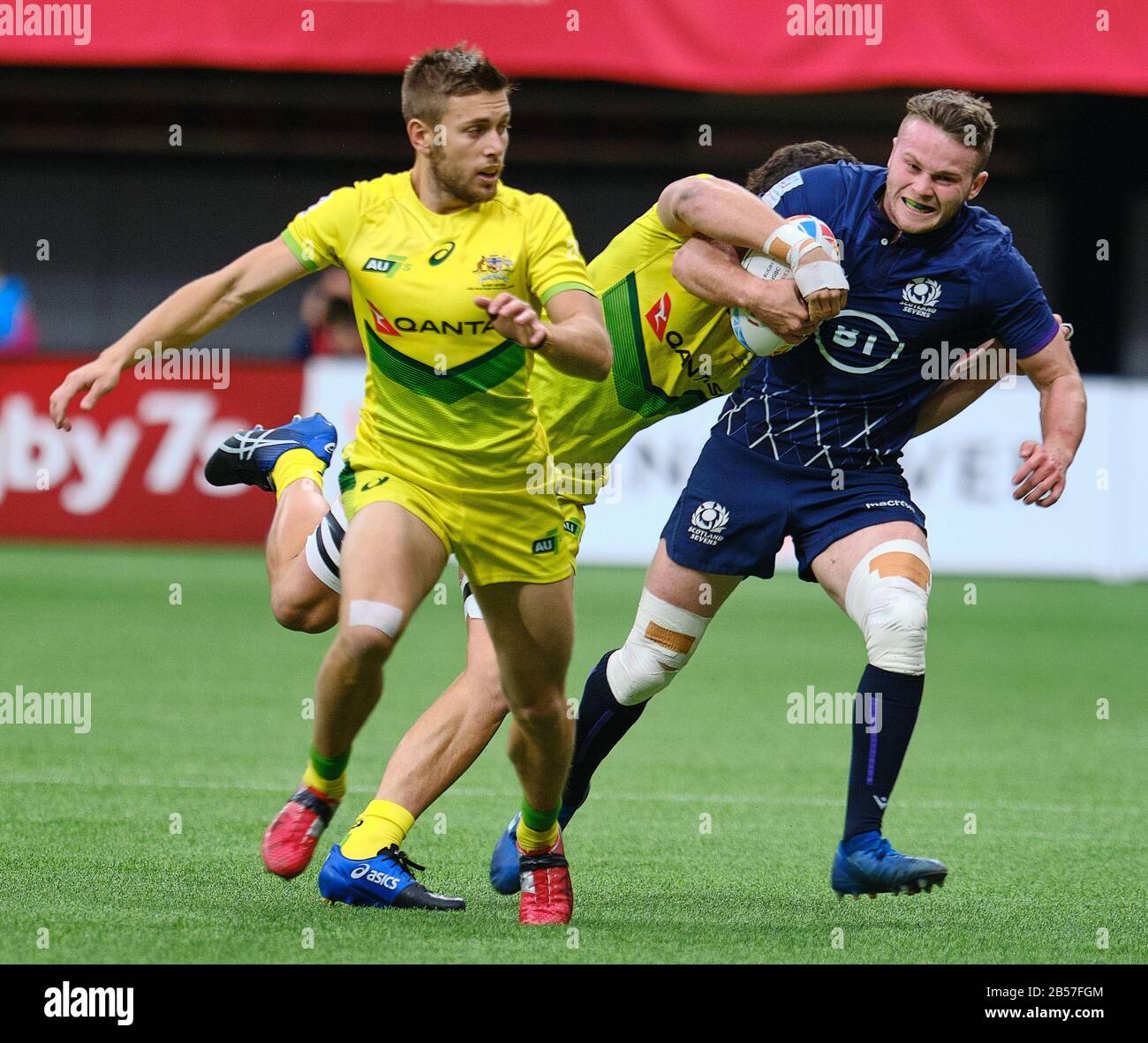 Vancouver, Canadá. 7 de marzo de 2020. Gavin Lowe #10 de Escocia por los jugadores de Australia en el partido #2 durante el día 1 - 2020 HSBC World Rugby Sevens Series en BC Place en Vancouver, Canadá. Crédito: Joe Ng/Alamy Live News Foto de stock