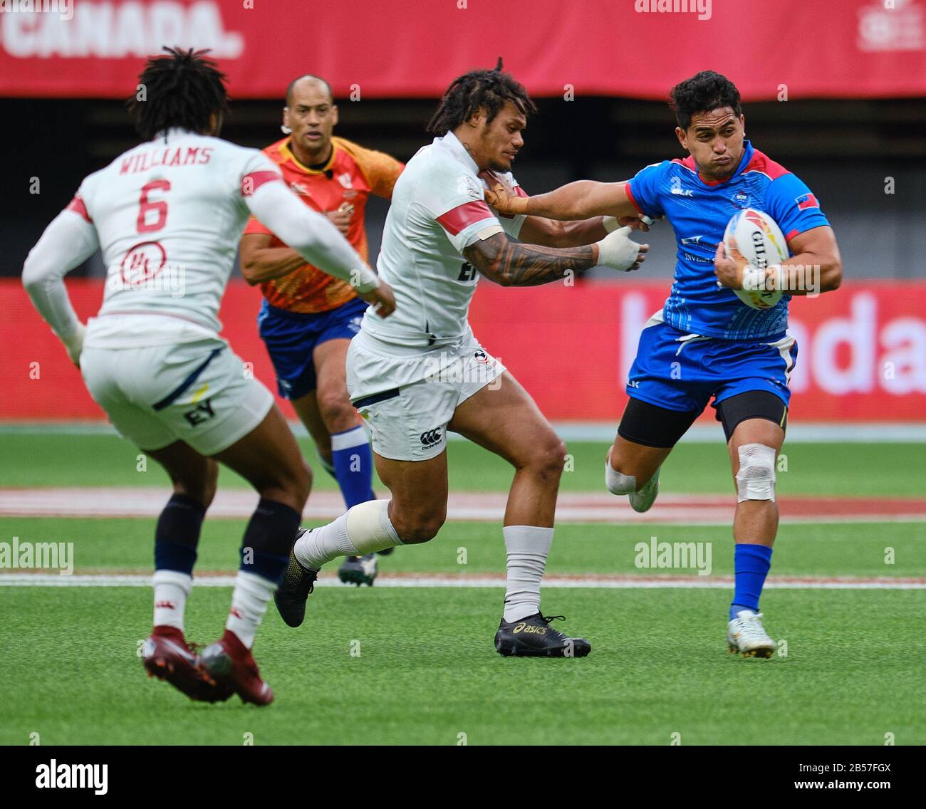 Vancouver, Canadá. 7 de marzo de 2020. Melani Matavao #6 de Samoa abordado por los jugadores de EE.UU. En el partido #1 durante el día 1 - 2020 HSBC World Rugby Sevens Series en BC Place en Vancouver, Canadá. Crédito: Joe Ng/Alamy Live News Foto de stock